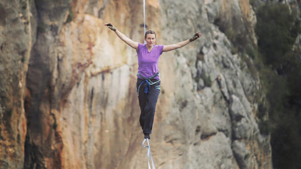 how many senses do humans have woman slack lining