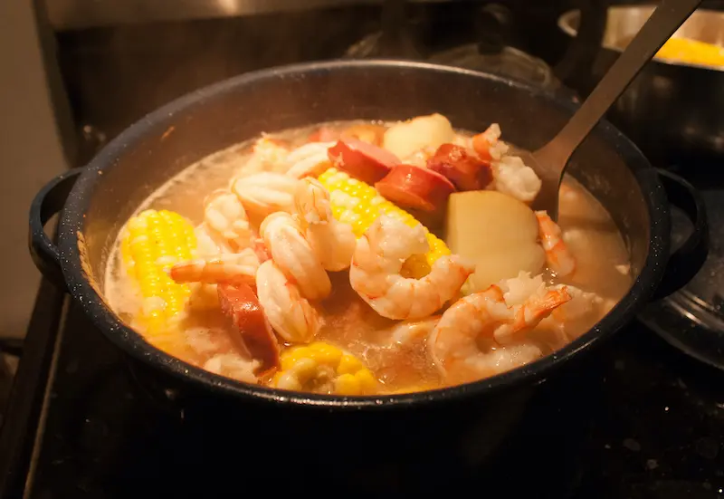 https://www.vitalchoice.com/blog/wp-content/uploads/2023/08/low-country-boil-shrimp-boil.jpeg.webp