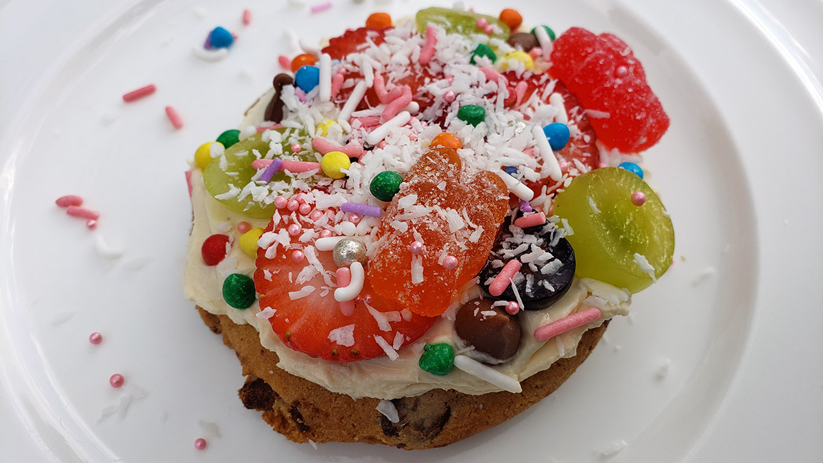 Mini Chocolate Chip Cookie 'Pizzas'